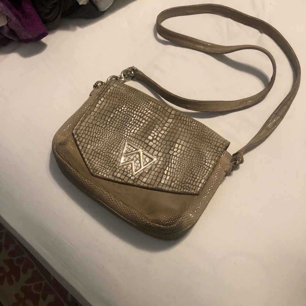 Kelly Wynne tan purse